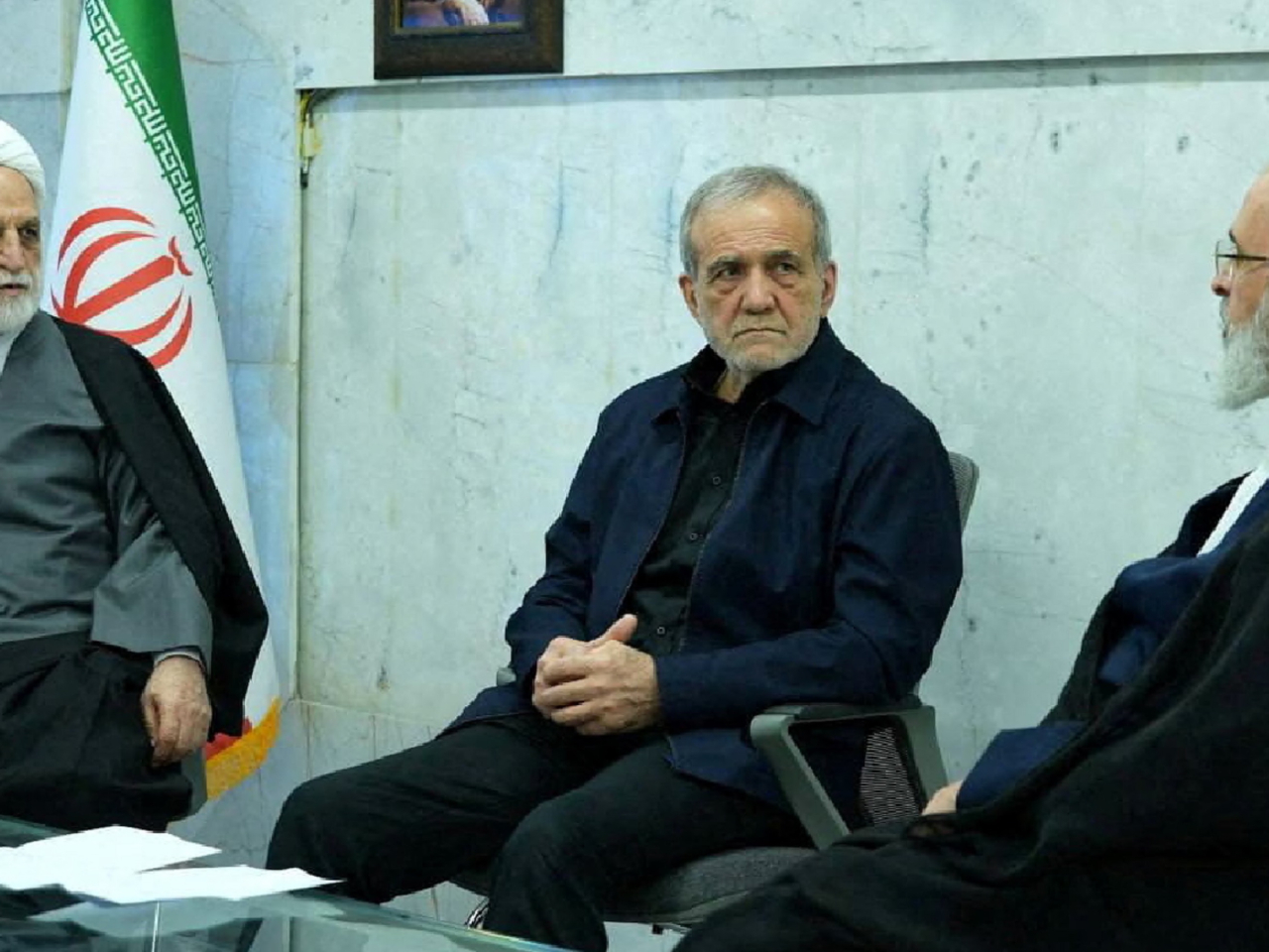 佩澤希齊揚（中）強調伊朗決心繼續進行正當而有力的防禦。（路透社資料圖片）