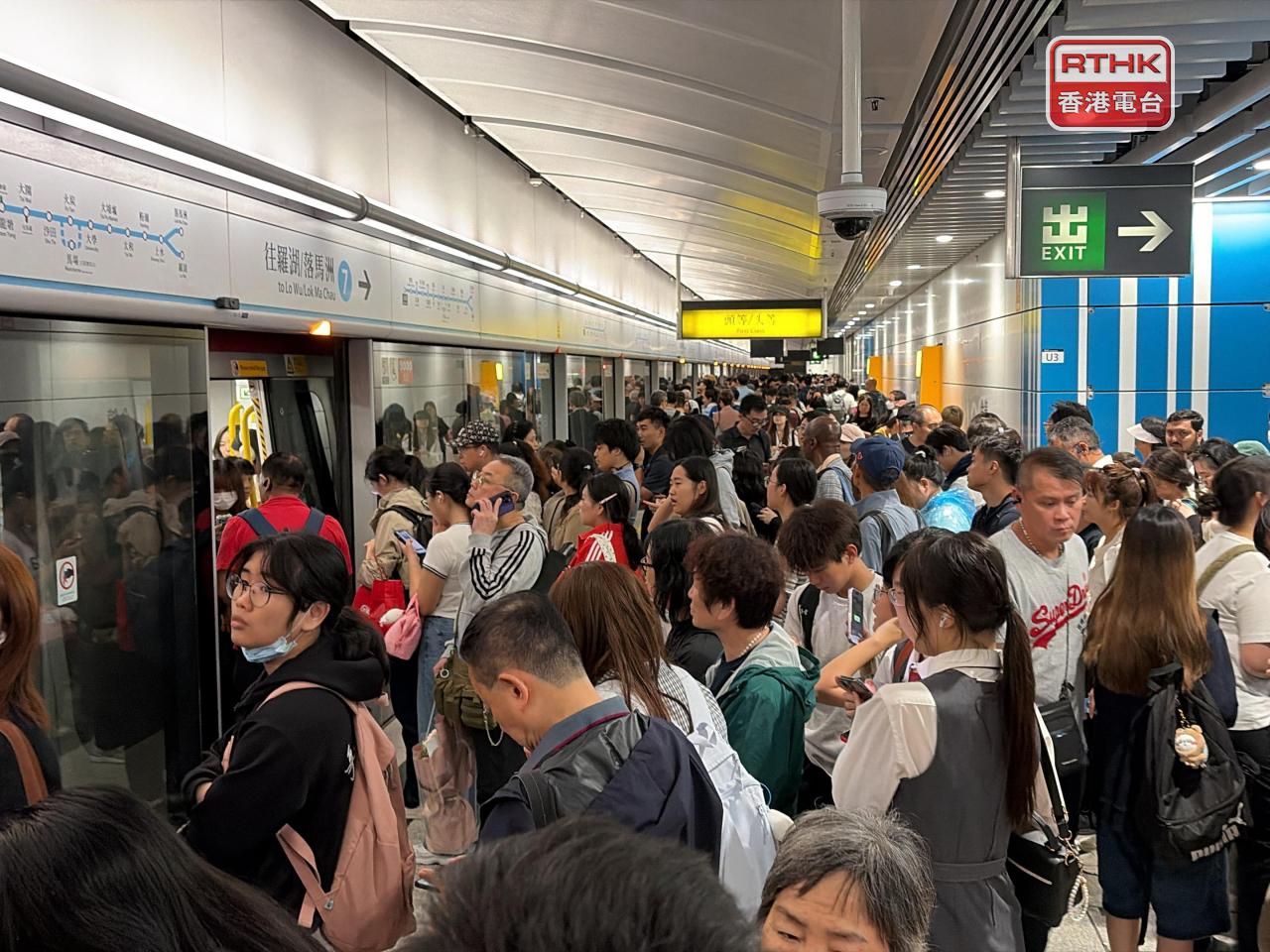 金鐘站月台大批乘客候車。（鄧鈞尤攝）