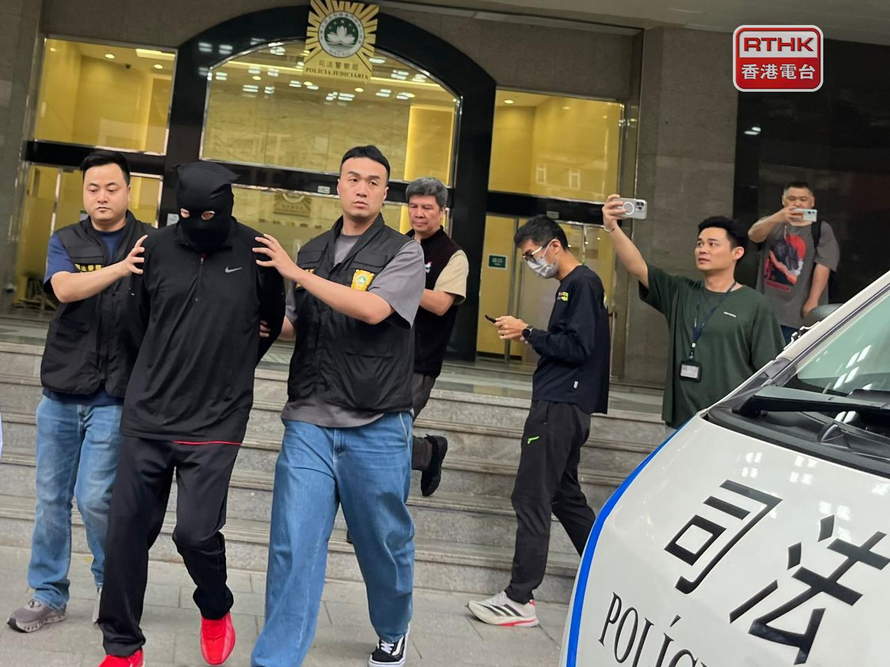 司警下午將涉嫌詐騙的內地糧食公司職員，押往檢察院。(鄭月明攝)