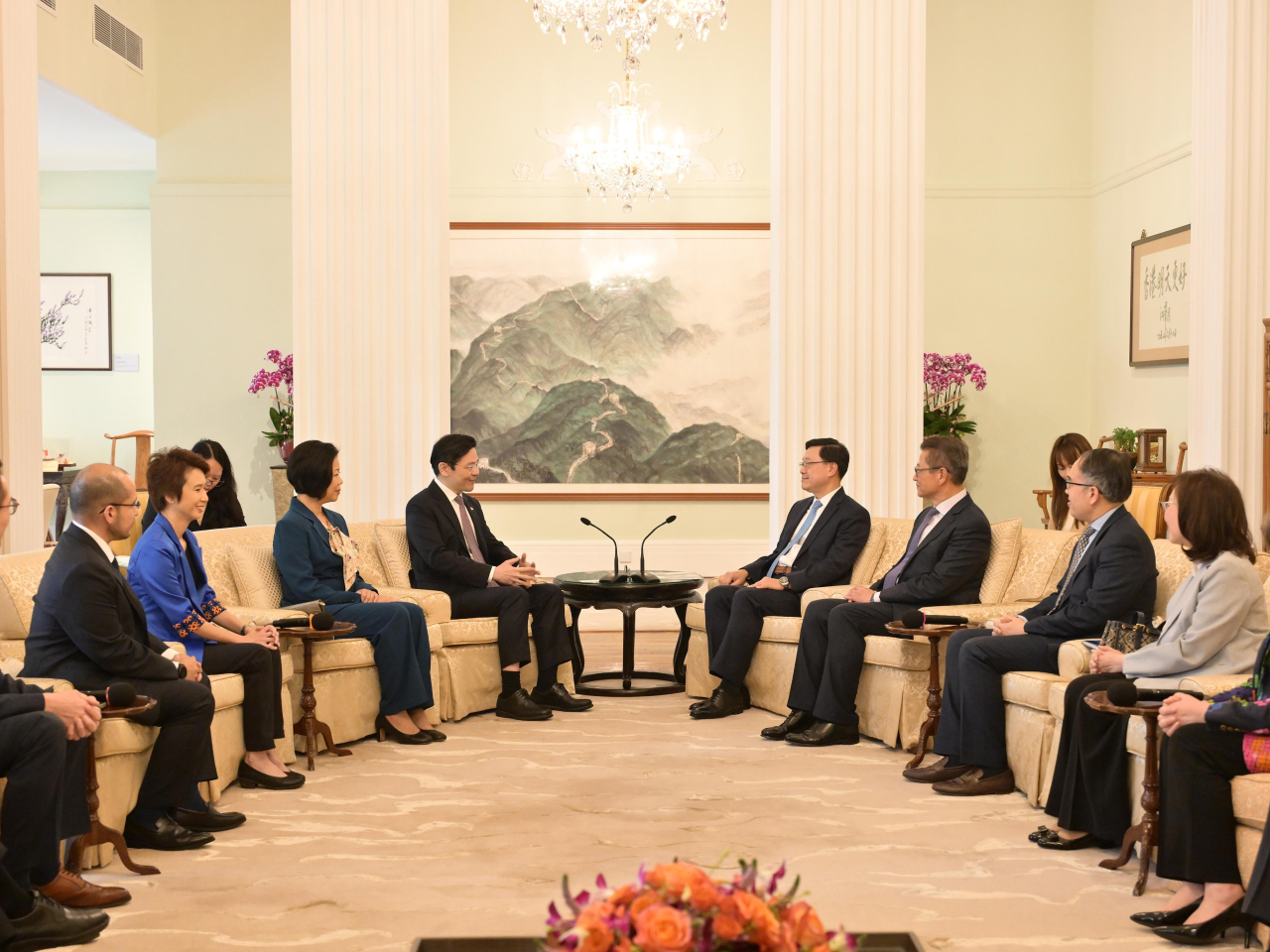 李家超（中央右邊）在禮賓府與黃循財（中央左邊）會面，就雙方關注的議題交換意見。（李家超社交專頁）