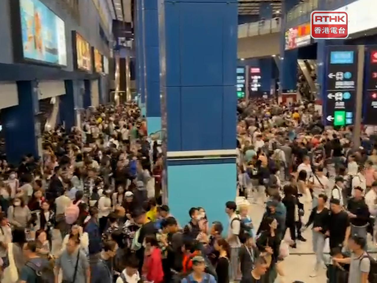 大圍站一度有大批乘客等候。（林家萍攝）