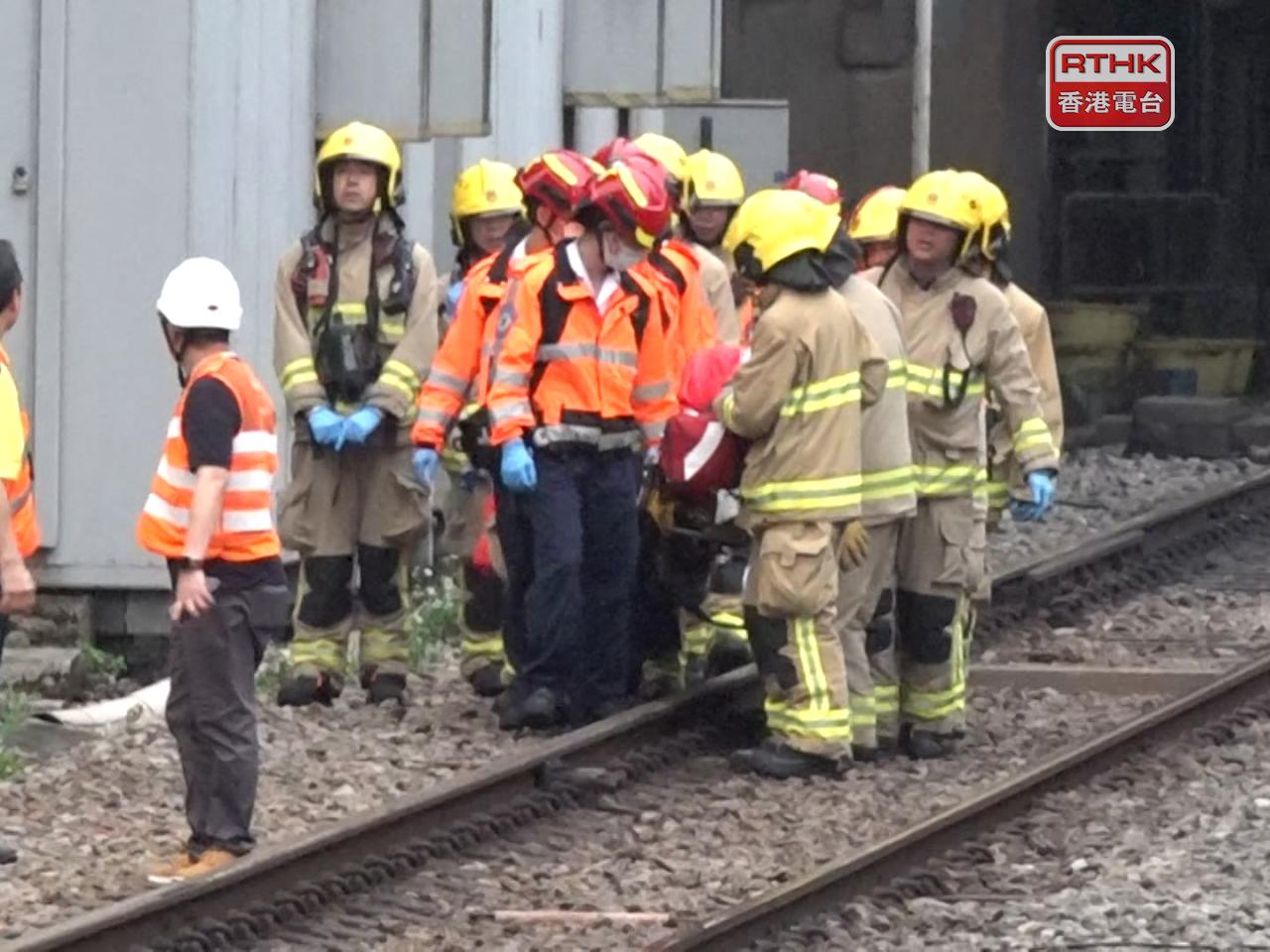 港鐵表示，有關人士被救援人員帶回車站範圍。（施華駿攝）