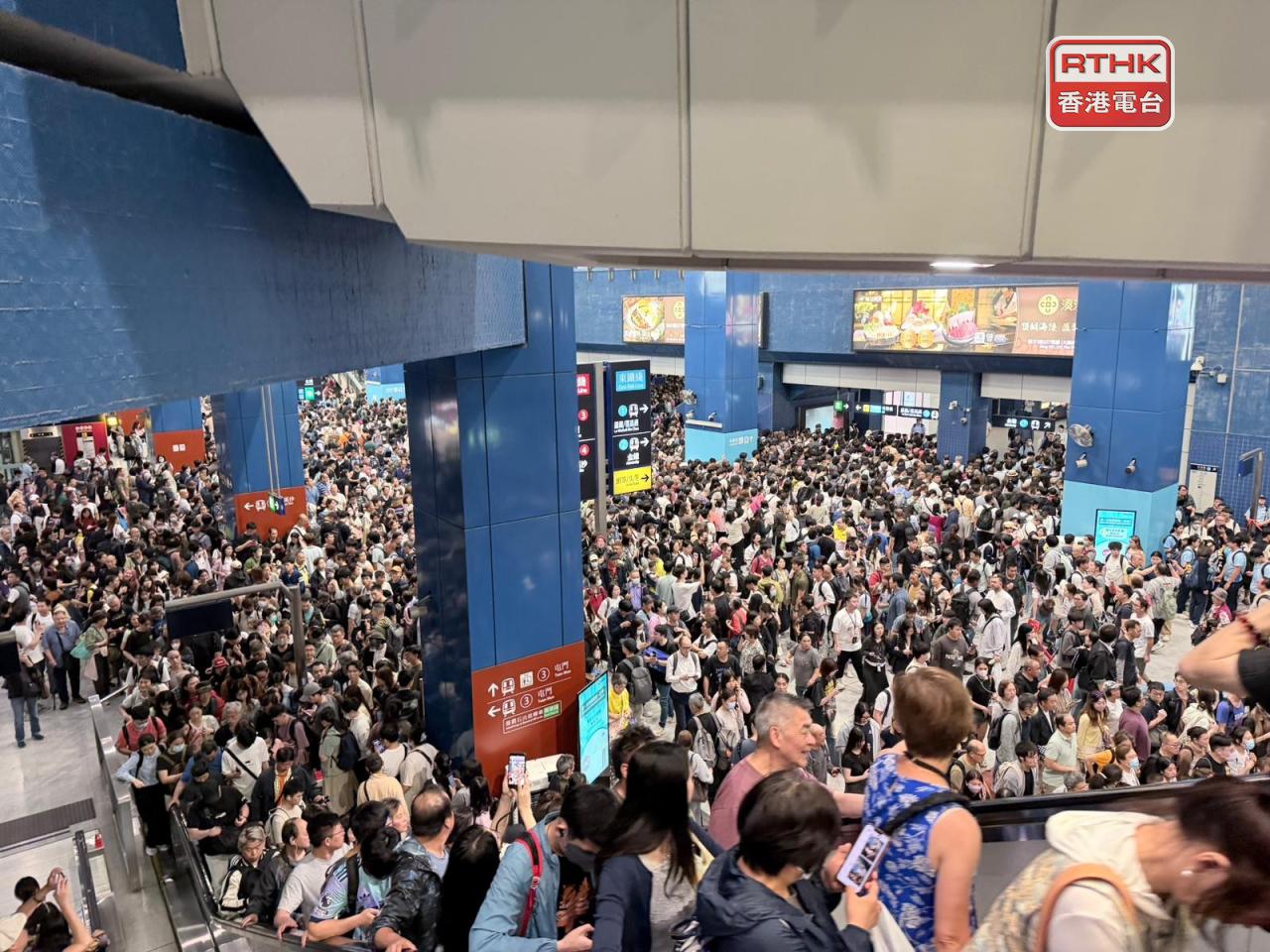 東鐵綫來往旺角東至大圍站暫停服務，大圍站一度擠滿乘客。（梁宛滺攝）