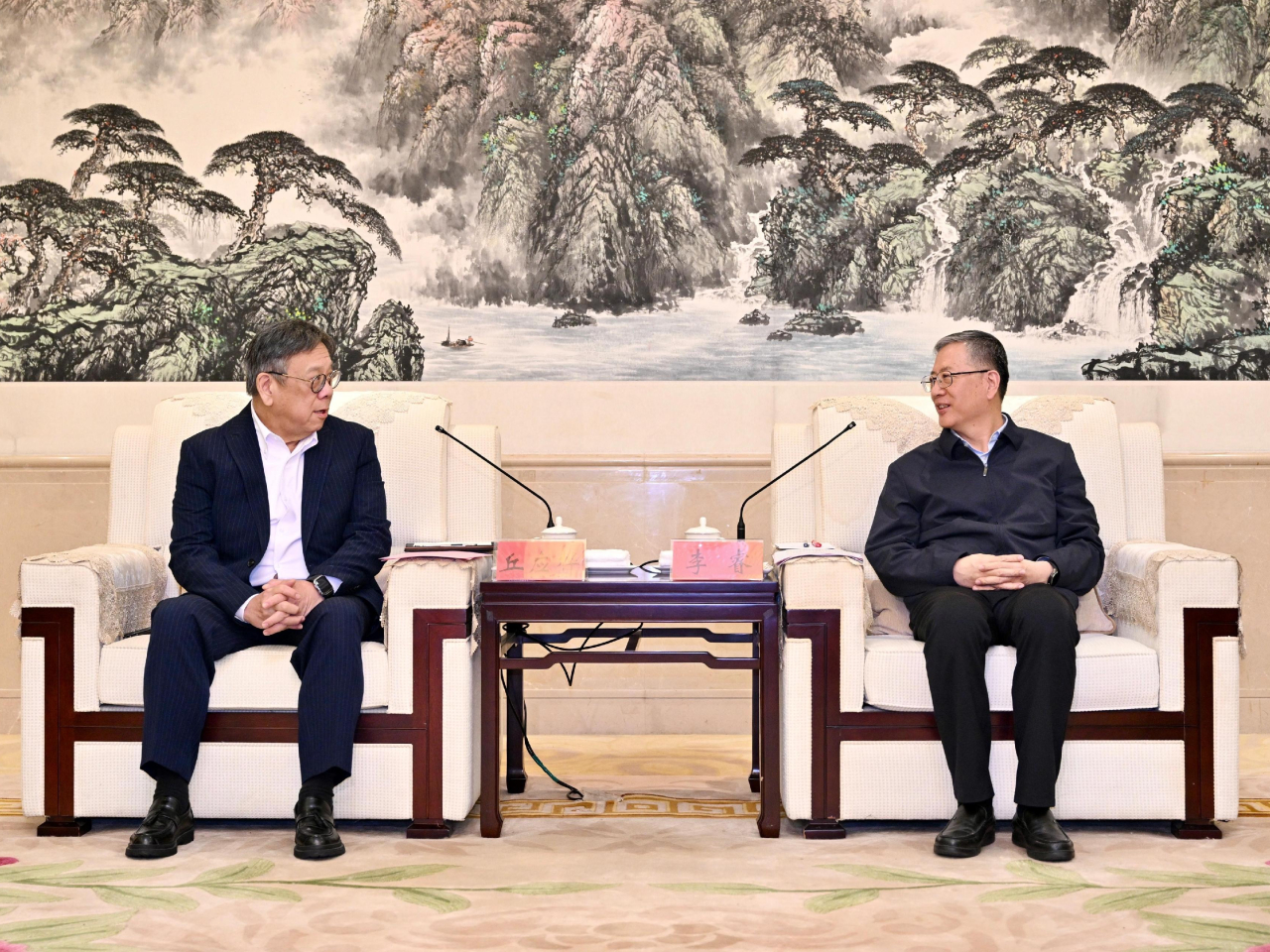 丘應樺（左）在貴州遵義市拜會貴州省委常委、遵義市委書記李睿（右），深化香港與貴州的經貿聯繫，並簡介香港內聯外通的獨特優勢。（政府新聞處）