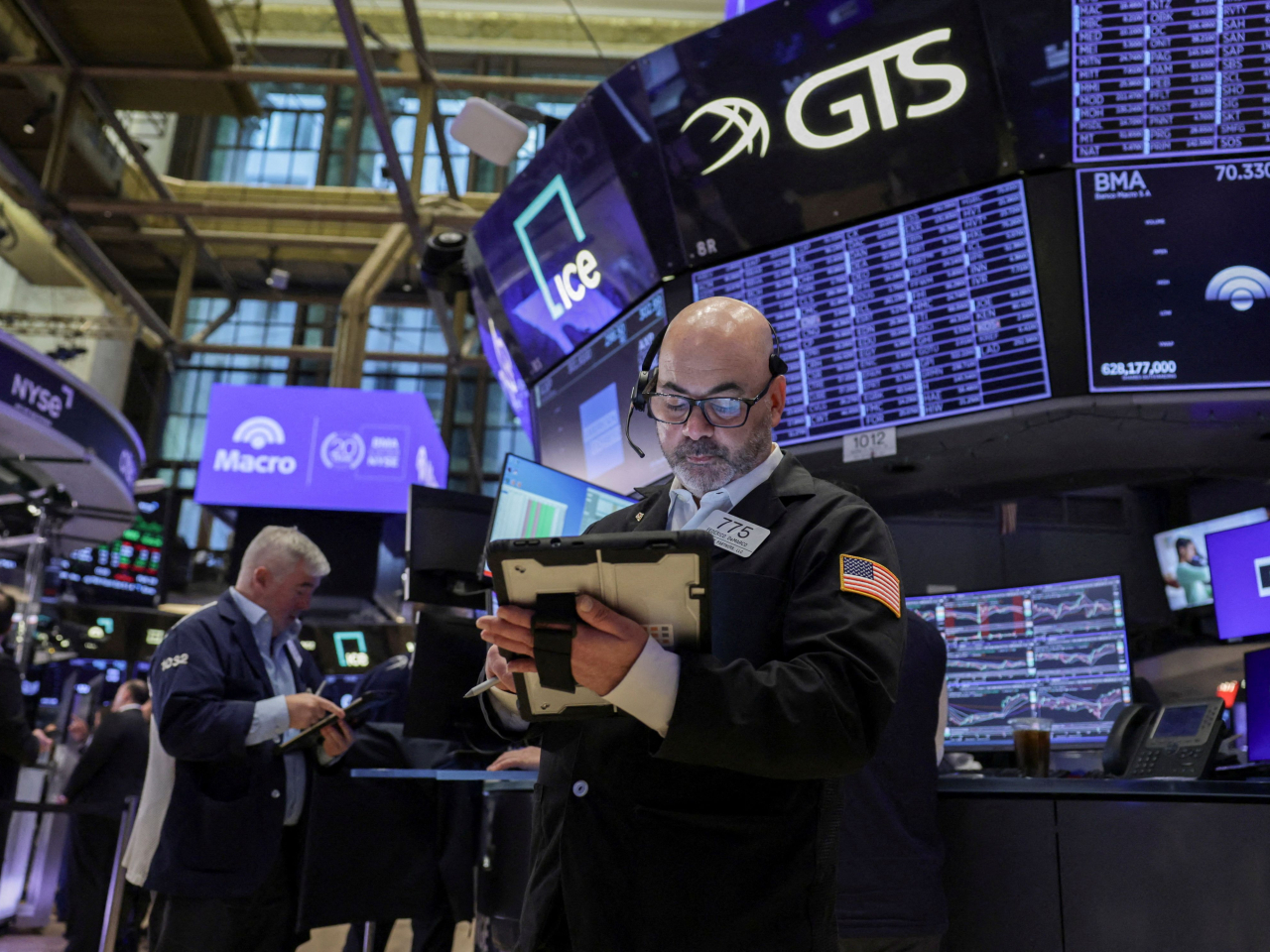 美股3大指數初段跌近1%，道瓊斯指數較早時報45597點，跌363點。（路透社）