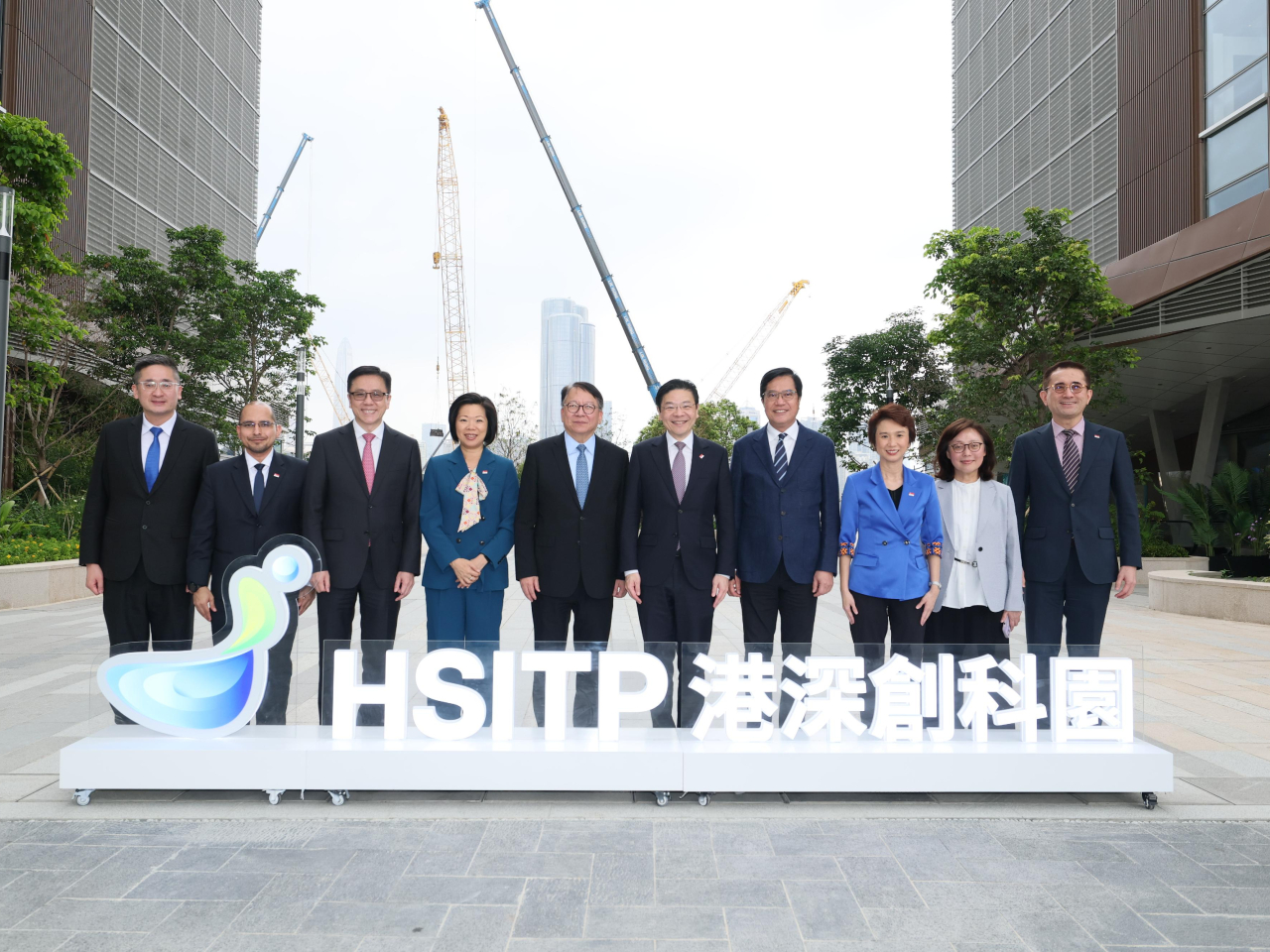 新加坡總理兼財政部長黃循財（左六）今日到訪北部都會區的河套深港科技創新合作區香港園區。（政府新聞處）