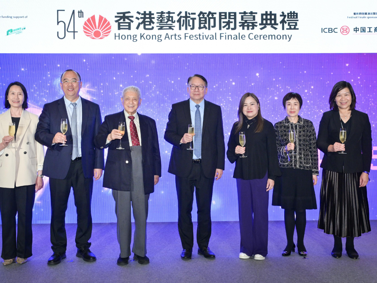 陳國基（中）出席第54屆香港藝術節閉幕典禮。（政府新聞處）