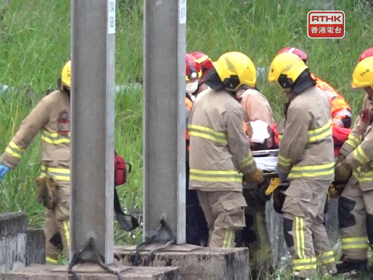 救援人員在港鐵九龍塘站及大圍站之間的隧道內尋回傷者。（施華駿攝）