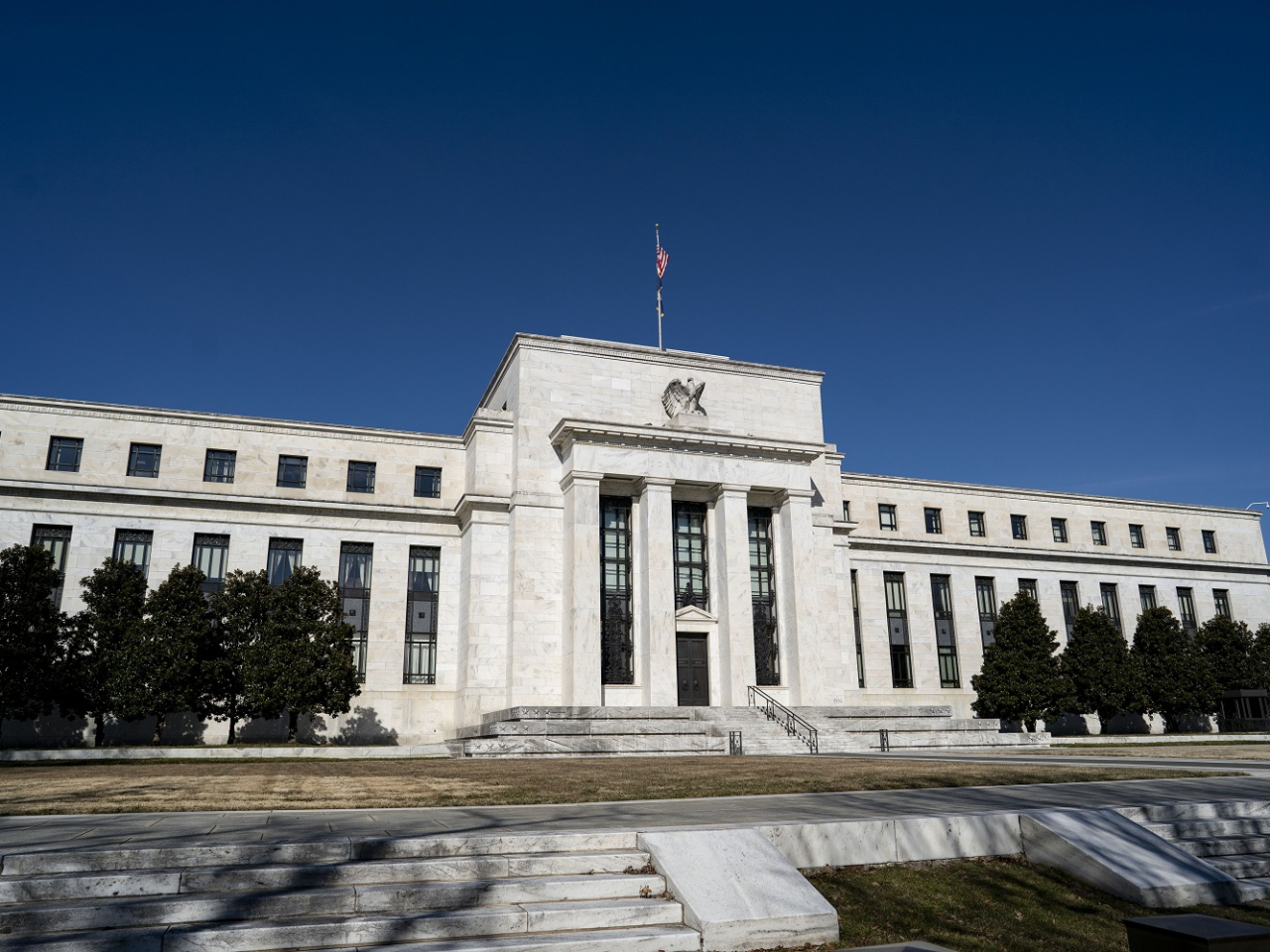 保爾森關注中東緊張局勢推升油價對通脹預期的影響，巴爾金指油價升勢可能影響消費者信心。（新華社資料圖片）