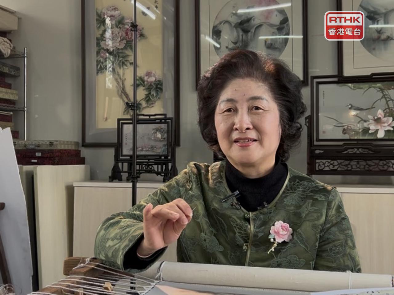 趙紅育於1973年開始學習刺繡，53年來憑著一針一線，將這項中國傳統文化藝術傳承下來。(林漢山攝)