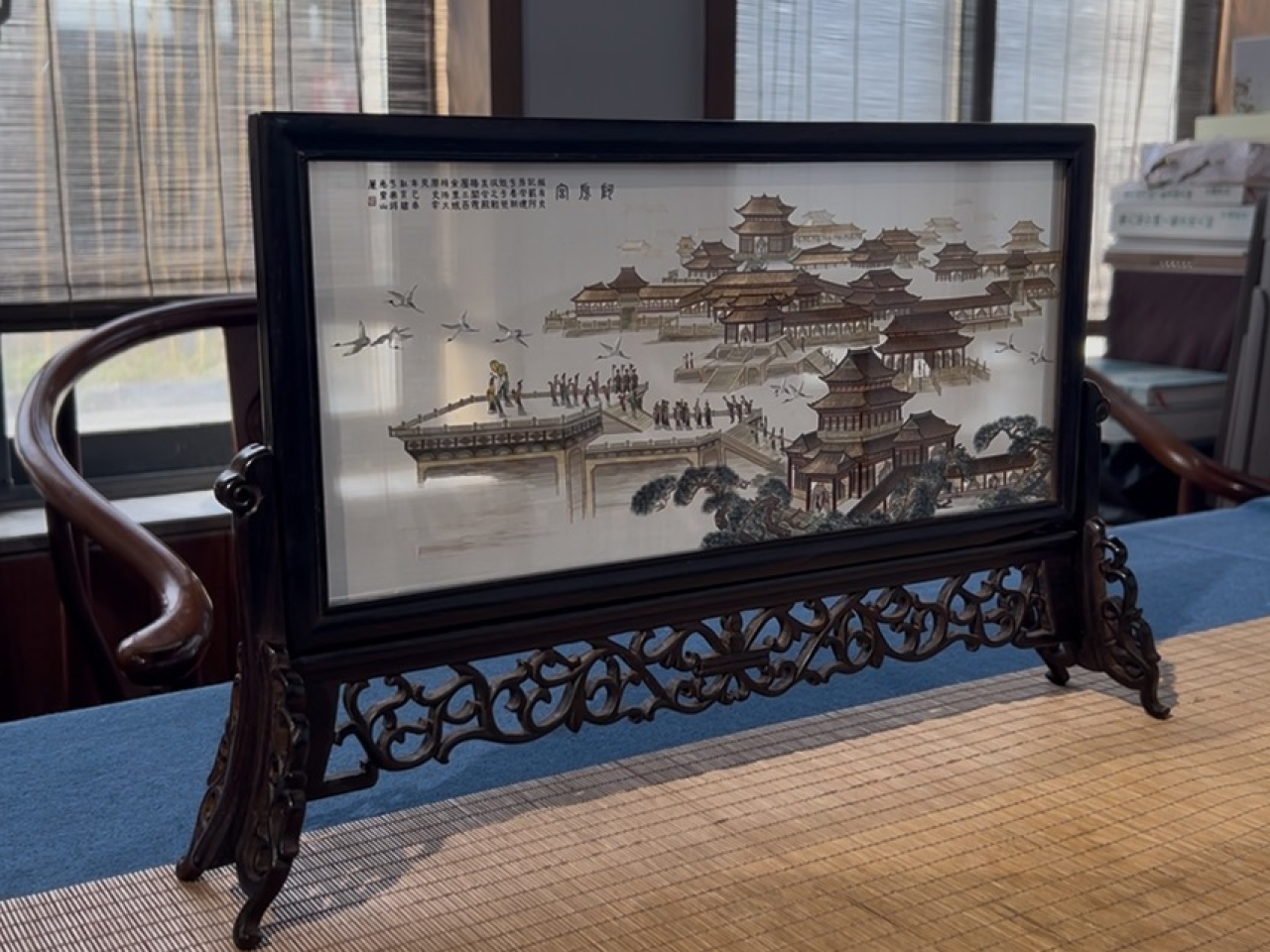 趙紅育認為，AI 可以作為工具，但不能取代傳統刺繡工藝。(林漢山攝)