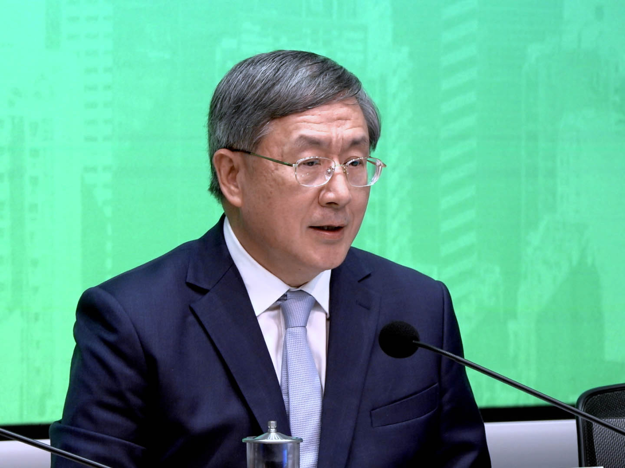 卓永興表示，當局會安排社工陪同上樓，同時在大廈內每隔數層設有駐樓層專隊，當中包括社工和臨床心理學家等，可隨時支援。（港台圖片）