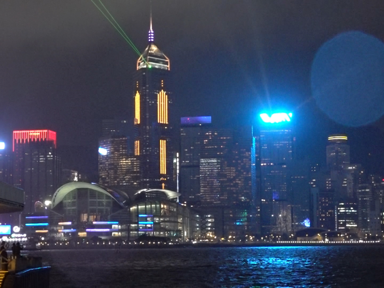 為響應世界自然基金會舉辦的「地球一小時2026」活動，「幻彩詠香江」燈光音樂匯演今晚暫停。（港台圖片）