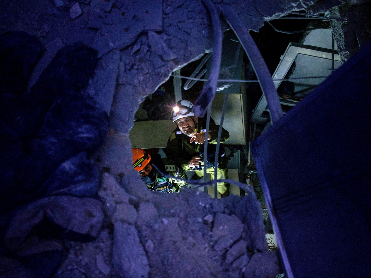 Israeli rescue personnel work at a site following an Iranian missile barrage in Tel Aviv. Photo: Reuters