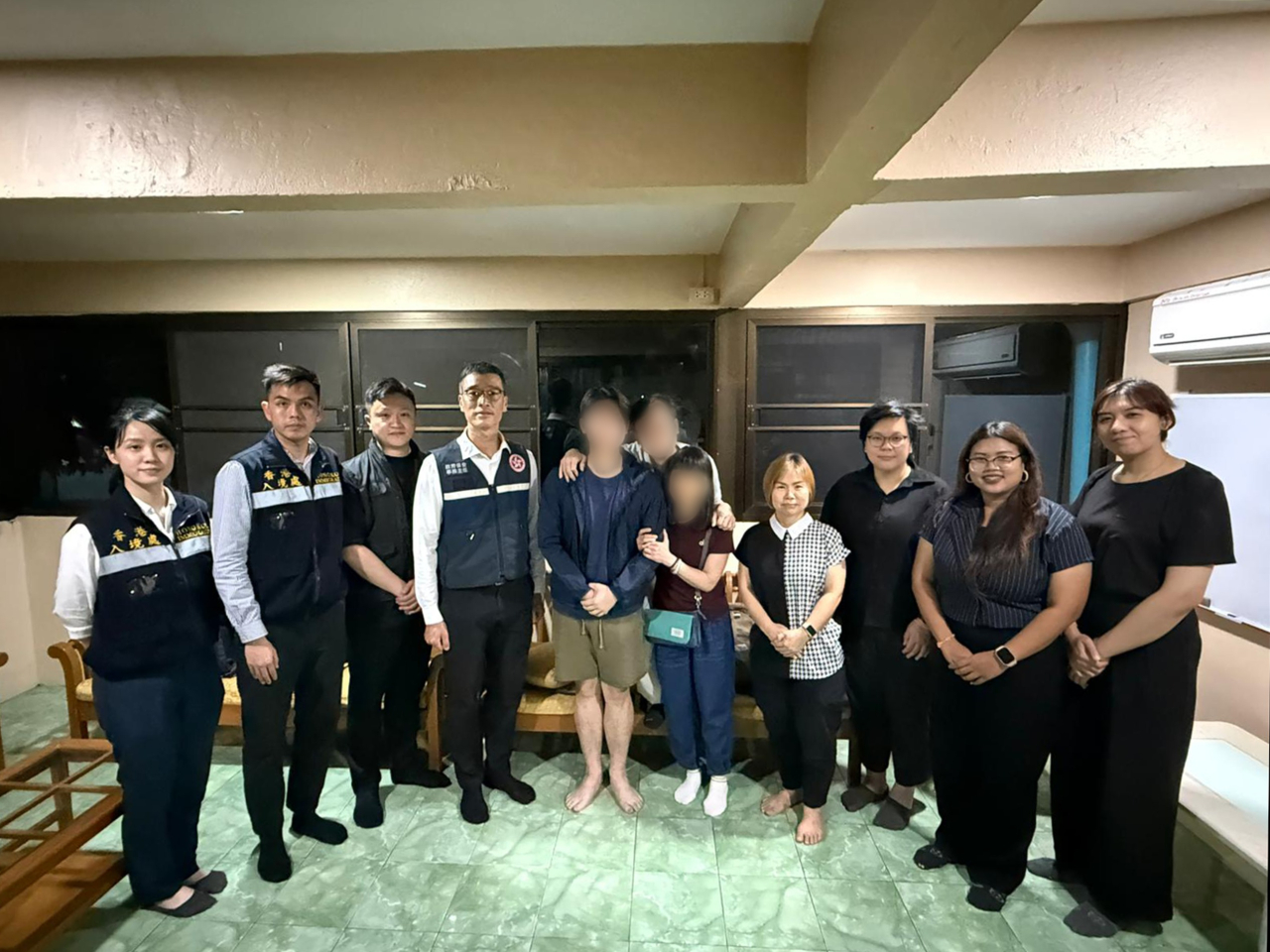 獲救港人與家屬團聚，形容過去數日如經歷電影恐怖情節。（政府新聞處）