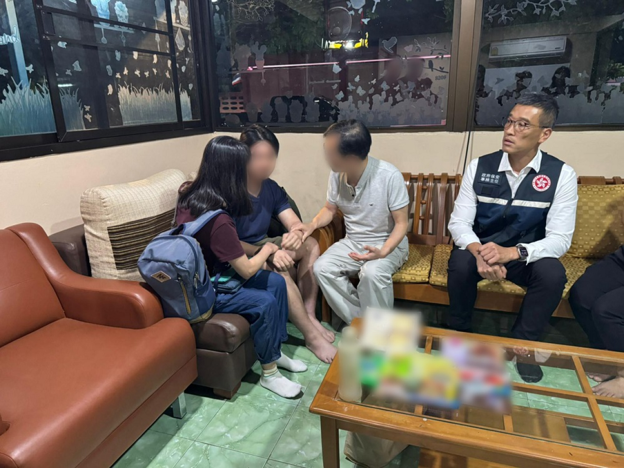 The rescued Hong Kong resident (second left) with his family in Thailand. Photo courtesy of Information Services Department