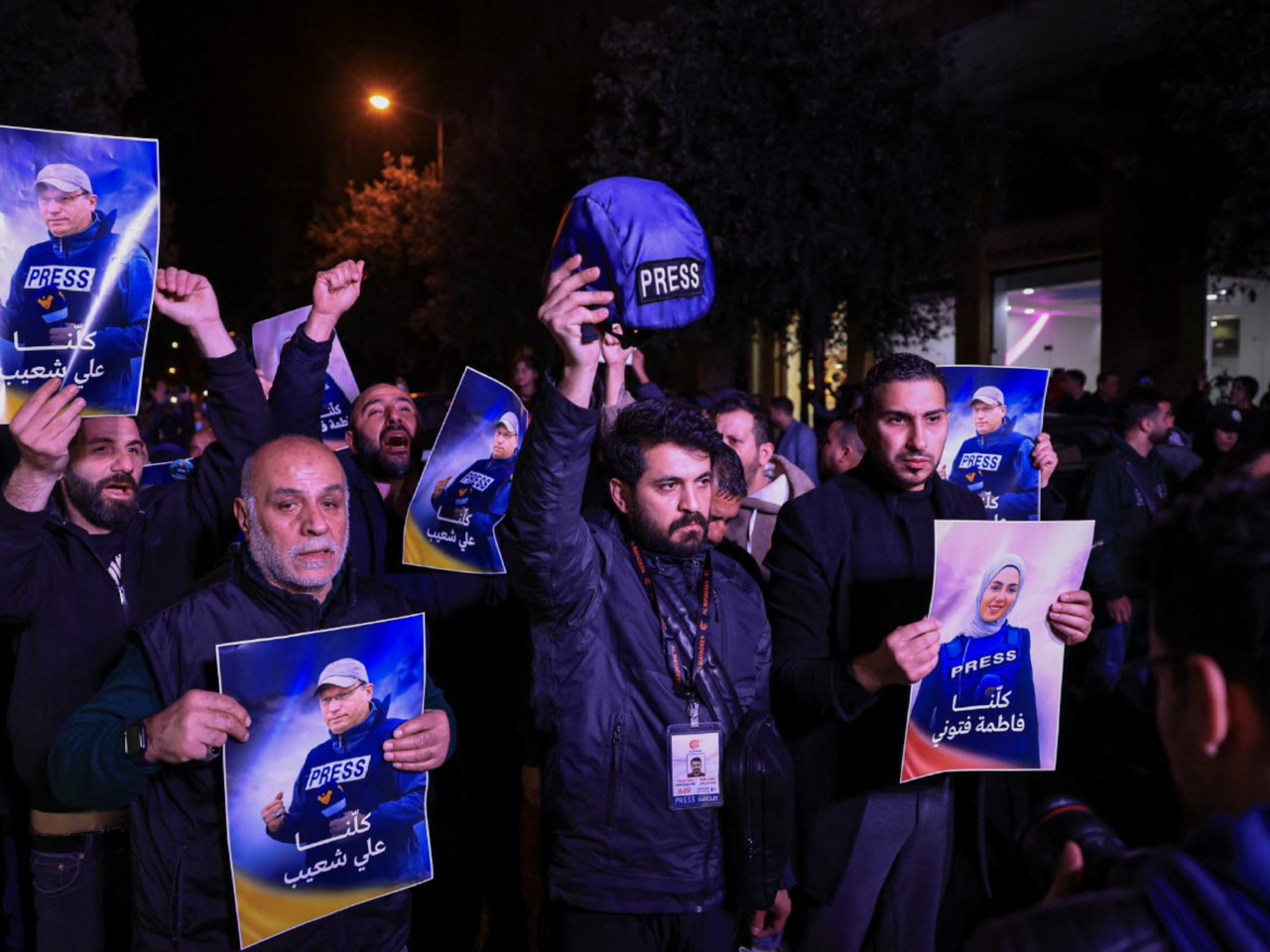 3名記者喪生的消息傳出後，黎巴嫩有民眾上街抗議。（路透社）