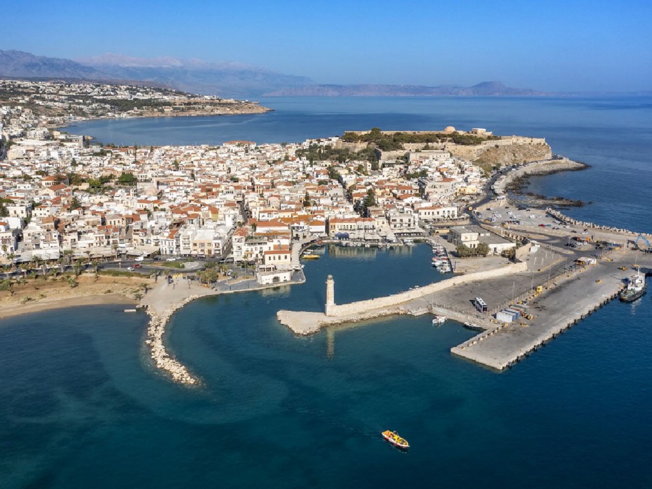 涉事移民船因迷失航向，在克里特島附近海域漂流幾日。（法新社資料圖片）