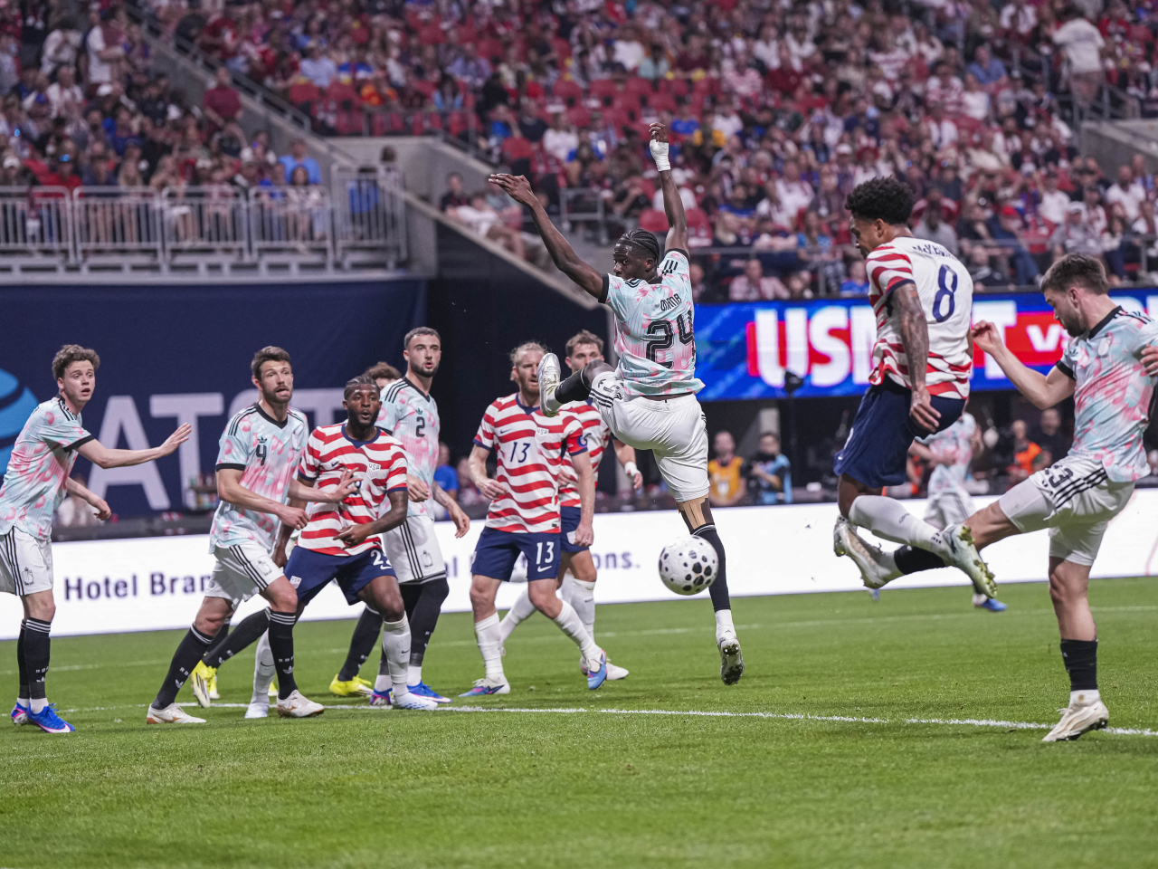 麥肯尼門前撞入，為美國隊領先。(路透社)