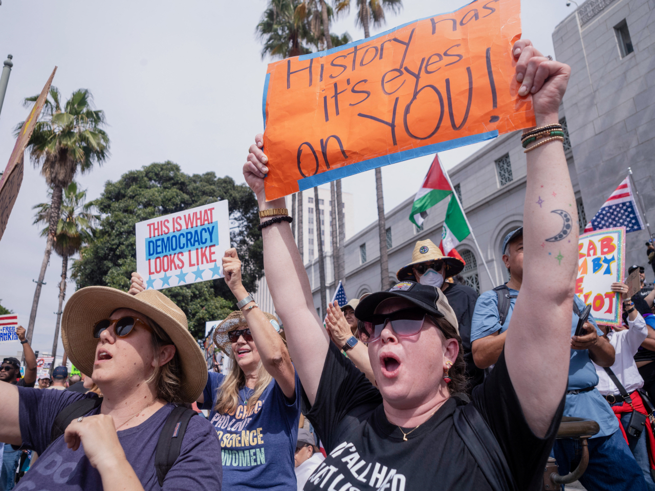 加州洛杉磯有民眾參與反特朗普示威。(路透社)