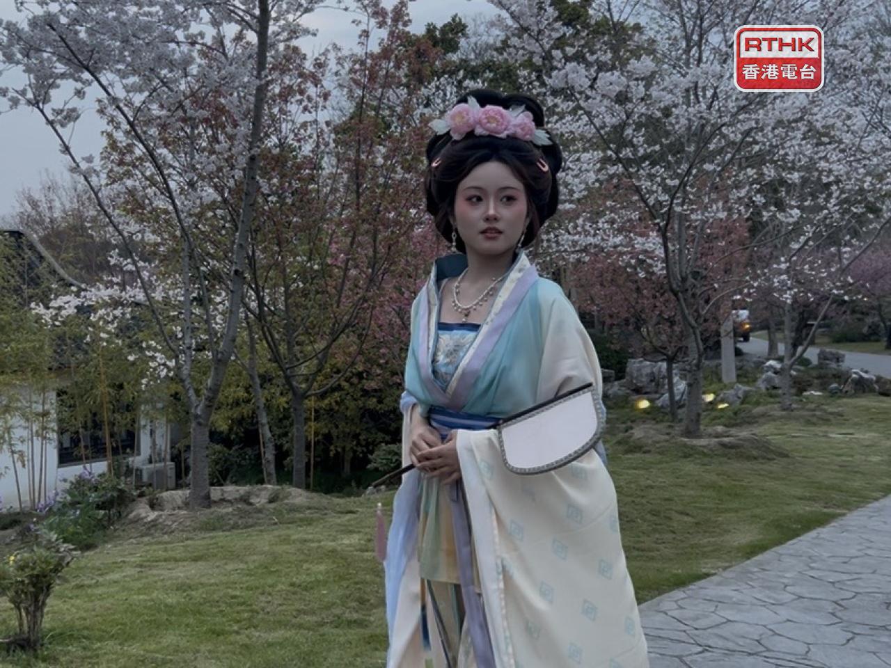 不少女士穿著漢服到揚州「瘦西湖公園」觀賞櫻花。（林漢山攝）