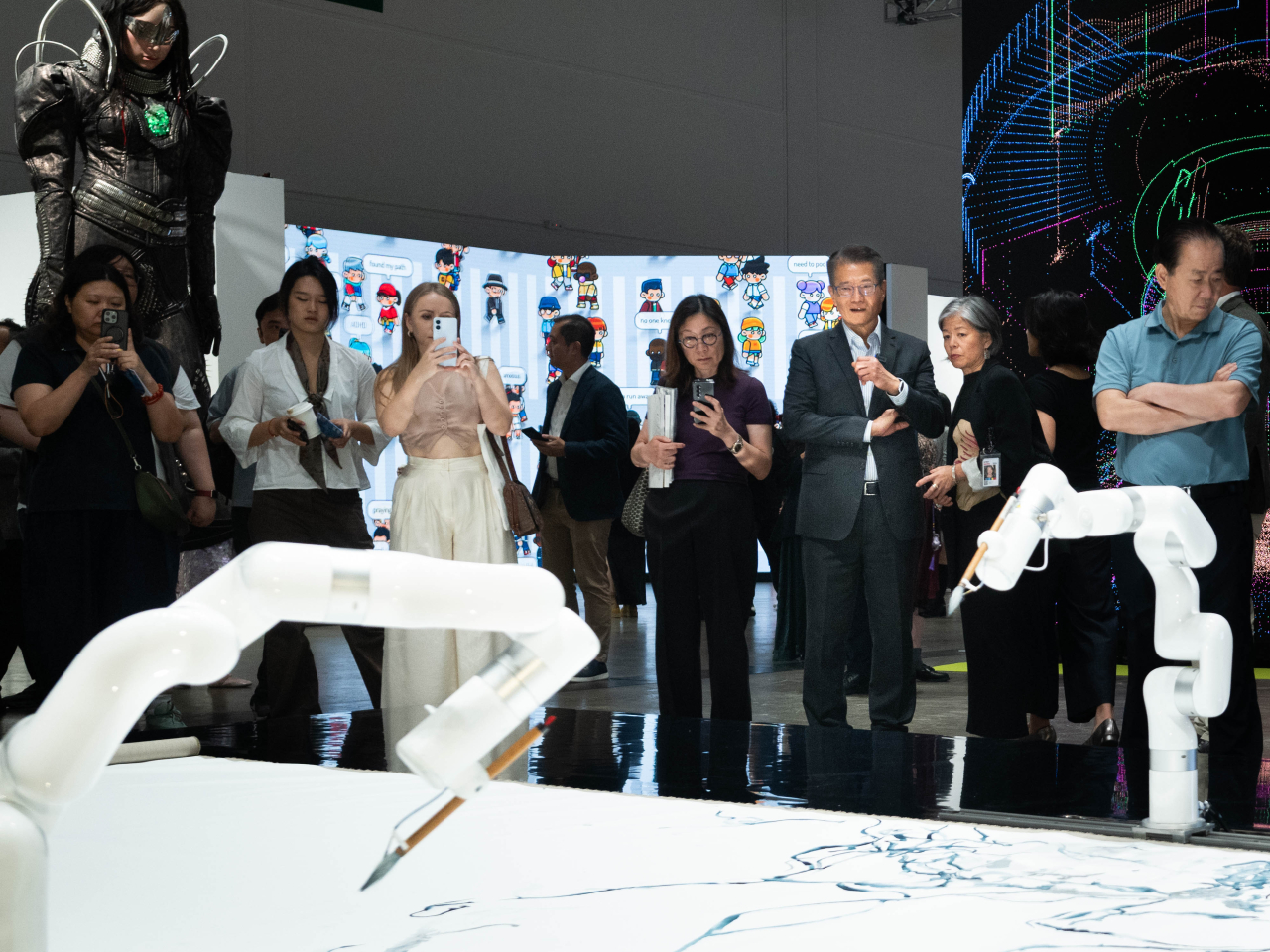 陳茂波亦到訪Art Basel，與參展的藝廊負責人以及參觀的市民和訪客交流。（陳茂波網誌圖片）