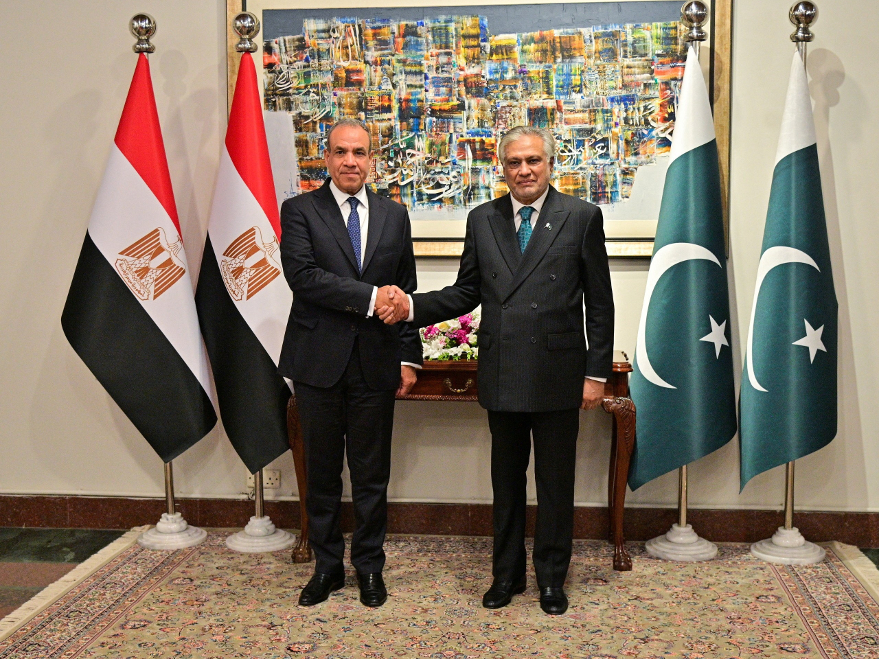巴基斯坦副總理兼外長達爾（右），與到訪的埃及外長阿卜杜勒阿提（左）會面，就中東局勢交換意見。（路透社）