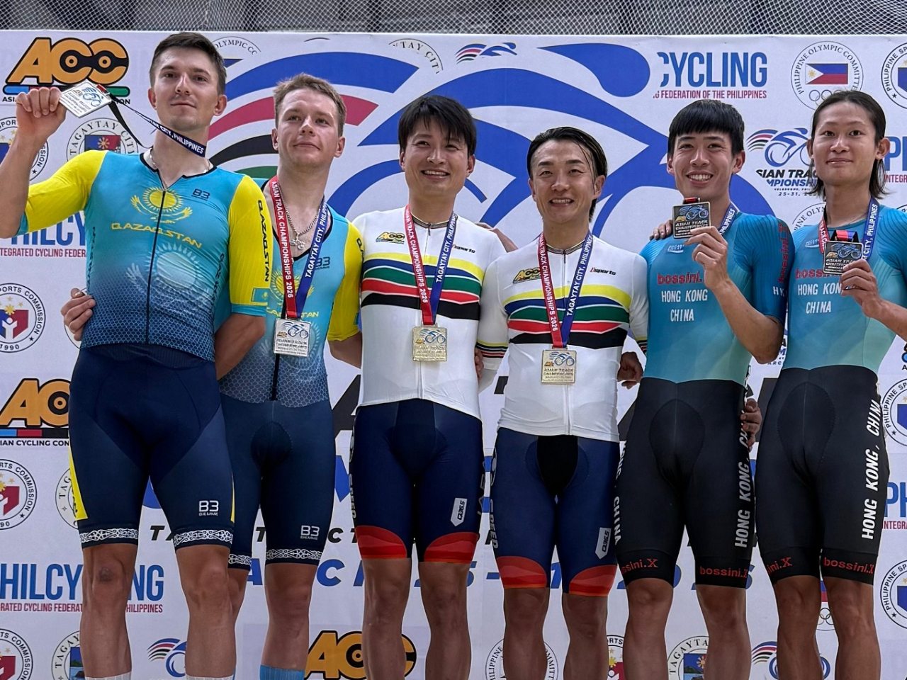 港隊的曹啟光及朱浚偉（右二及右一）的組合得第三名。（中國香港單車總會提供）