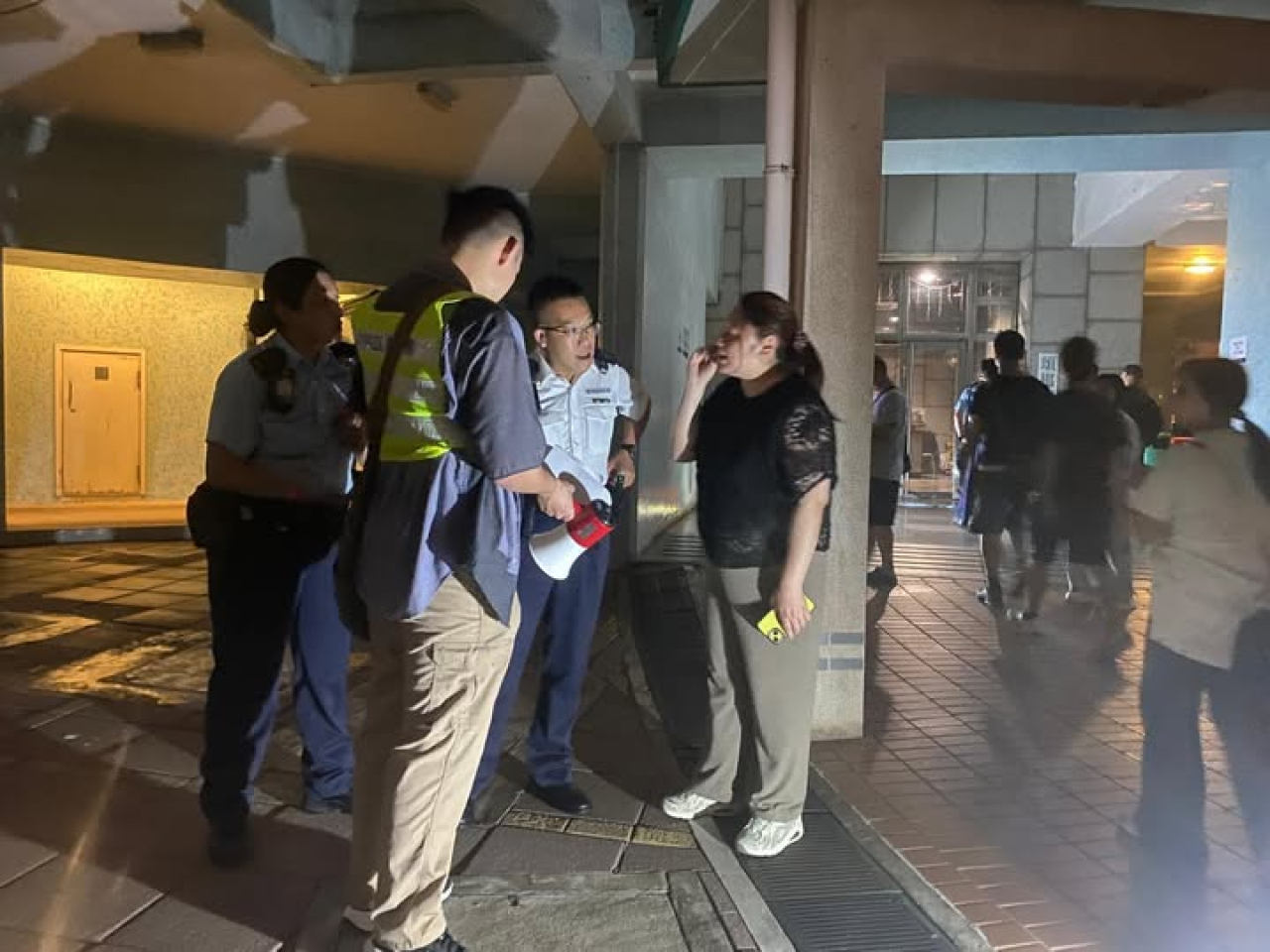 區議員黃煒鈴在社交網站說，全座大廈停電，需要開啟後備電力。（黃煒鈴社交網站圖片）