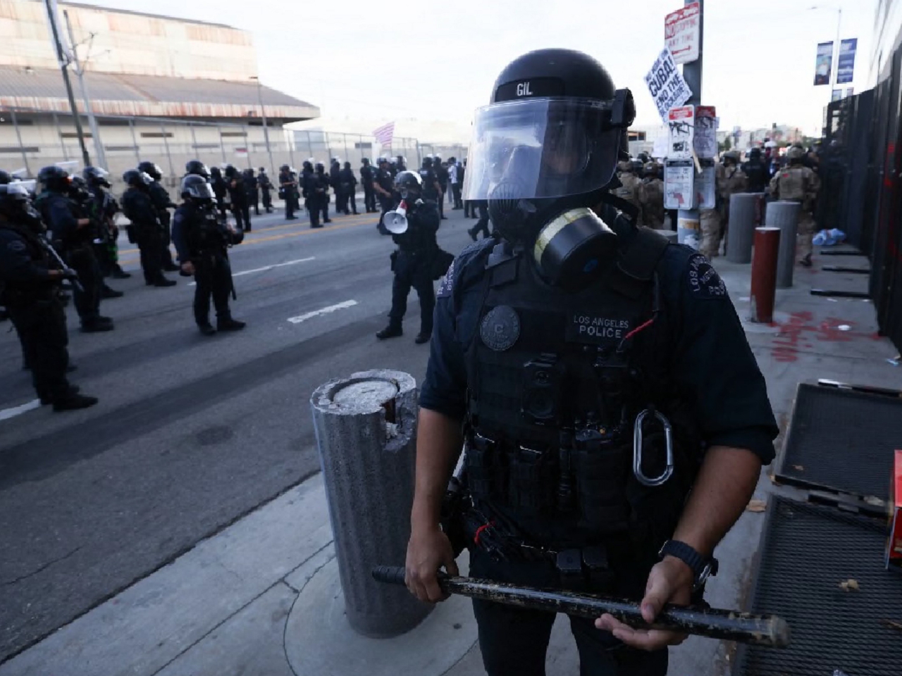 洛杉磯警方派遣防暴警察在大都會拘留中心附近的街上戒備。（法新社資料圖片）