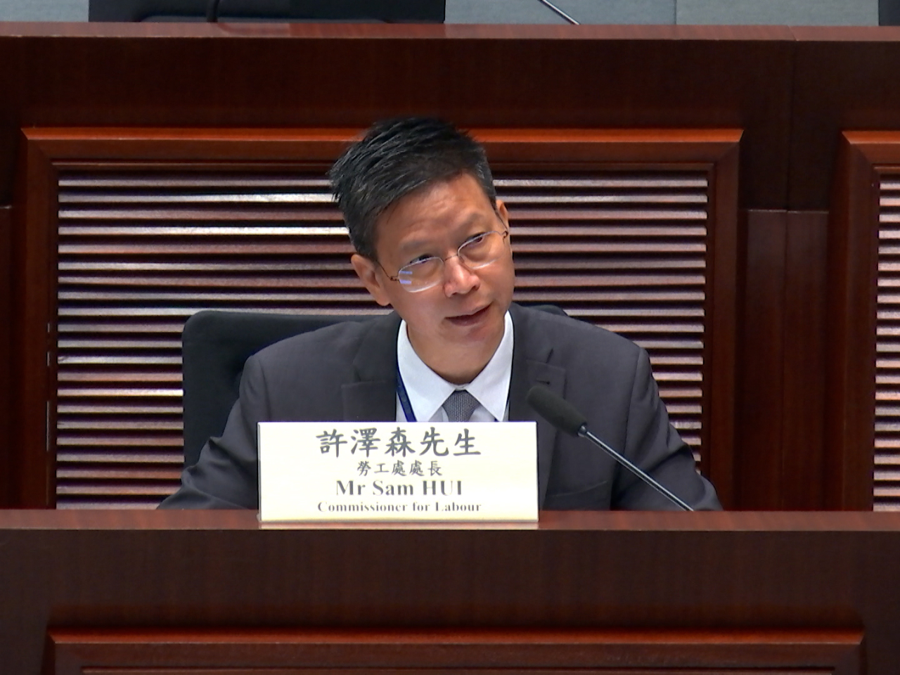 許澤森說，在地盤內設吸煙區意味工人可帶煙及火機進入地盤，如遺留煙頭難以區分是否在吸煙區內吸煙。