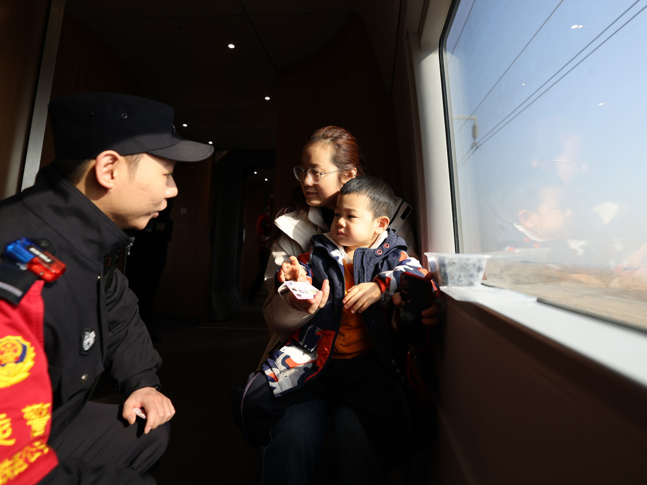 有內地民眾期望當局可增加託兒服務，減輕父母照顧壓力。 （新華社）