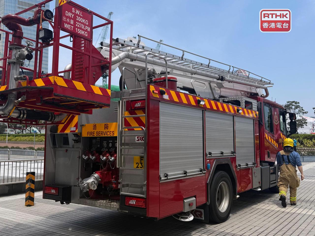 一輛消防車到達展城館，多名消防員進入館內了解情況。（盧紫菁攝）