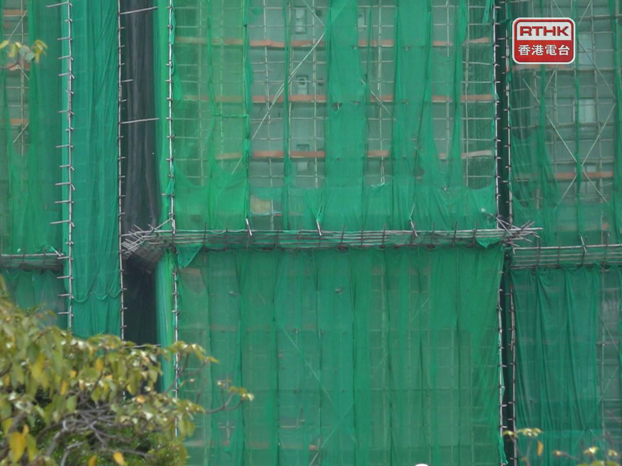 有宏福苑居民說，颱風後屋苑更換棚網，新舊網顏色相差遠，新棚網亦較單薄，網線相對幼。（港台圖片）