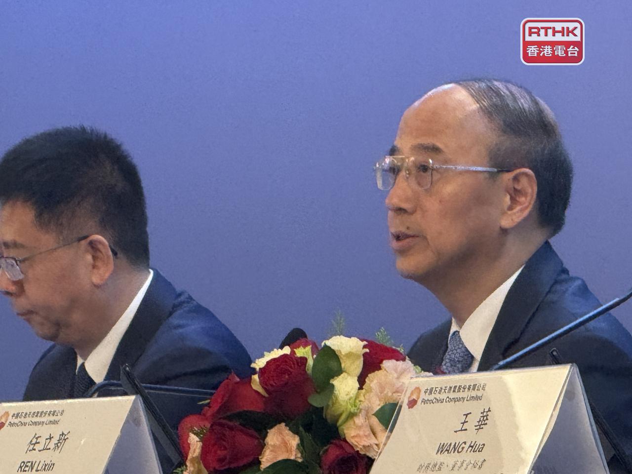 戴厚良（右）提到，在中東地區的投資業務受不同程度的影響。（任浩鋒攝）