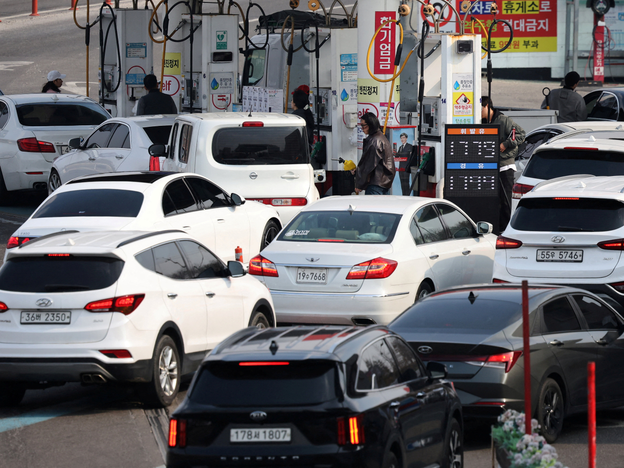 Drivers in Seoul line up at a gas station in Seoul. File photo: Reuters