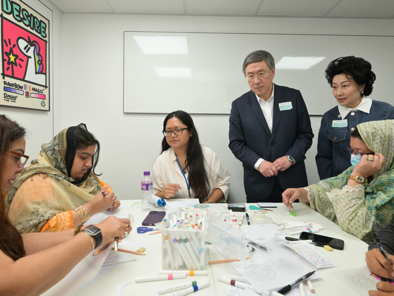 卓永興到旺角社區客廳多功能室了解少數族裔參與學習活動。（政府新聞處）