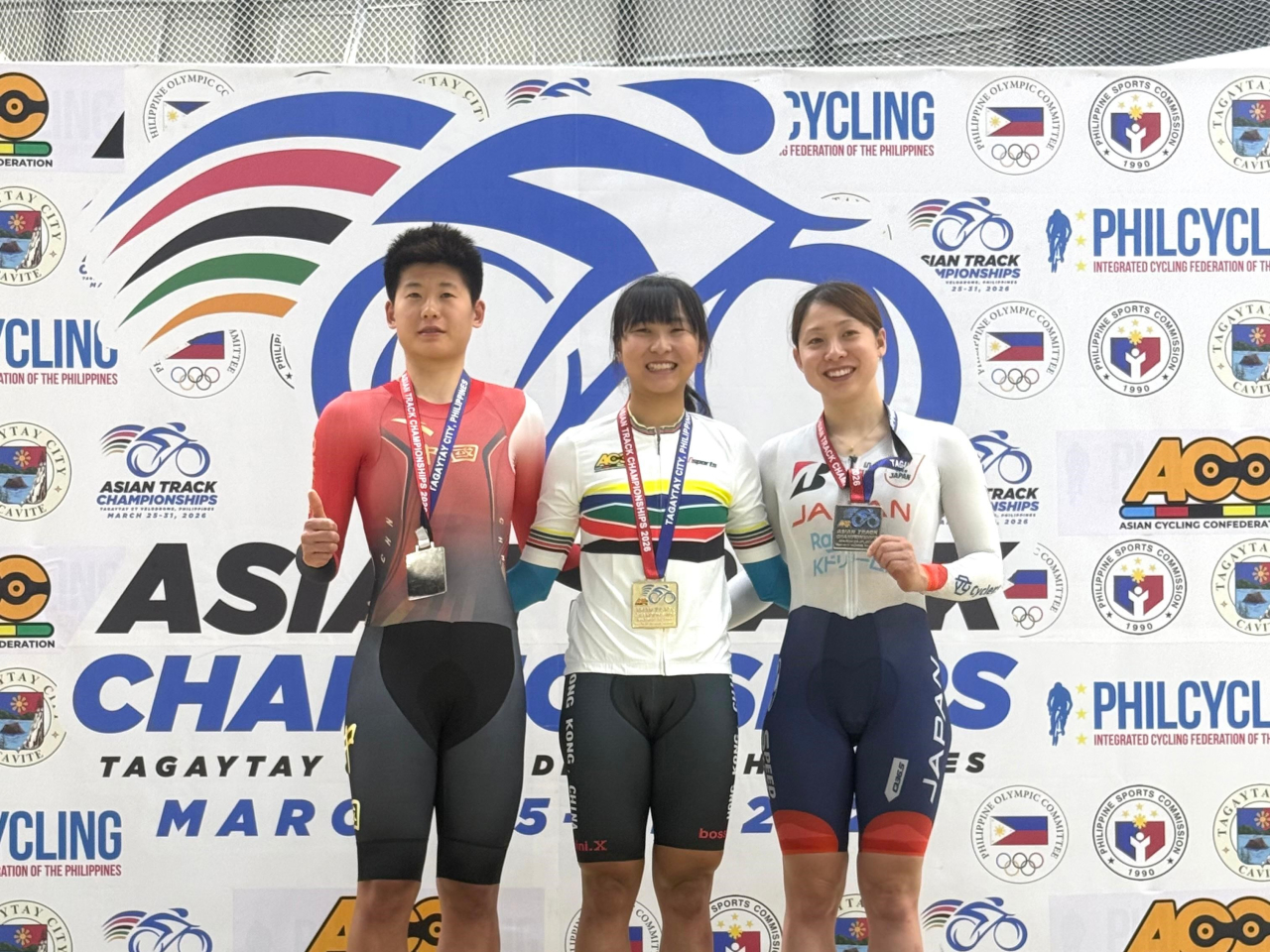 亞洲場地單車錦標賽，港隊車手李思穎（中）在女子10公里捕捉賽奪金。（中國香港單車總會提供）