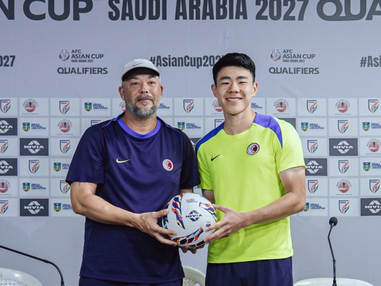 盧比度（左）說，今場是他執教港隊的首場國際賽，會盡力做到最好。（足總FB圖片）