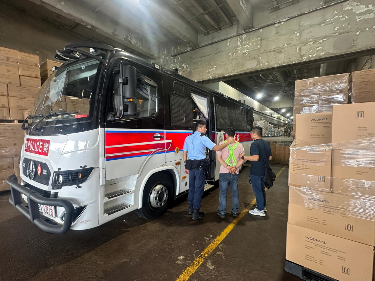 所有被捕人士正被扣查，警方及相關部門將會跟進。(警方圖片)