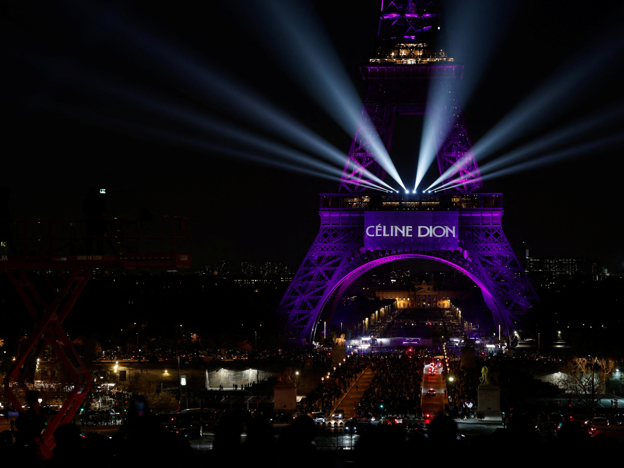 巴黎鐵塔亮起燈光及投影Celine Dion的字樣，為演唱會造勢。(路透社)