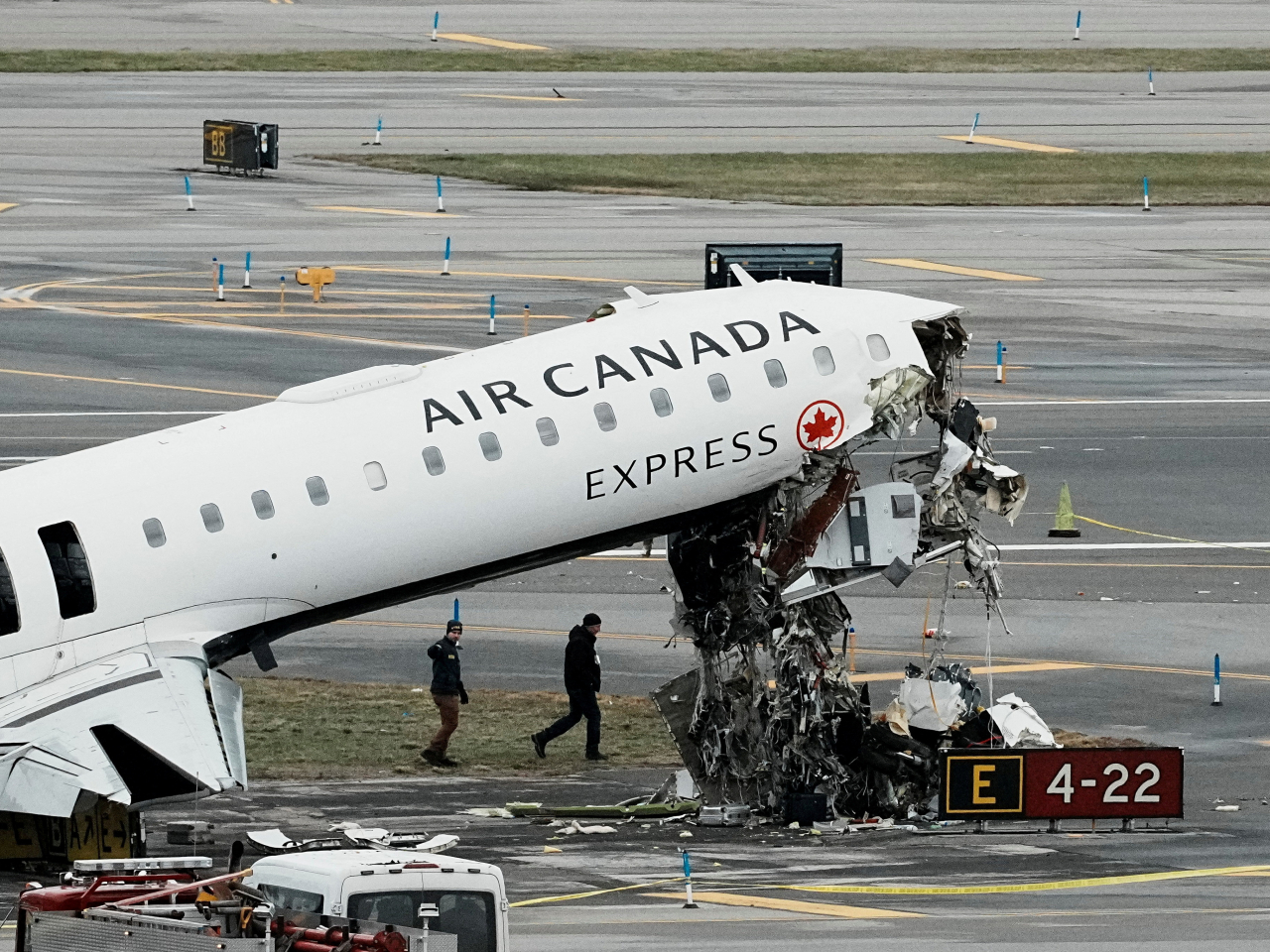 加航一架客機日前在紐約機場撞到跑道上的救援車輛，造成兩名機師喪生。(路透社資料圖片)