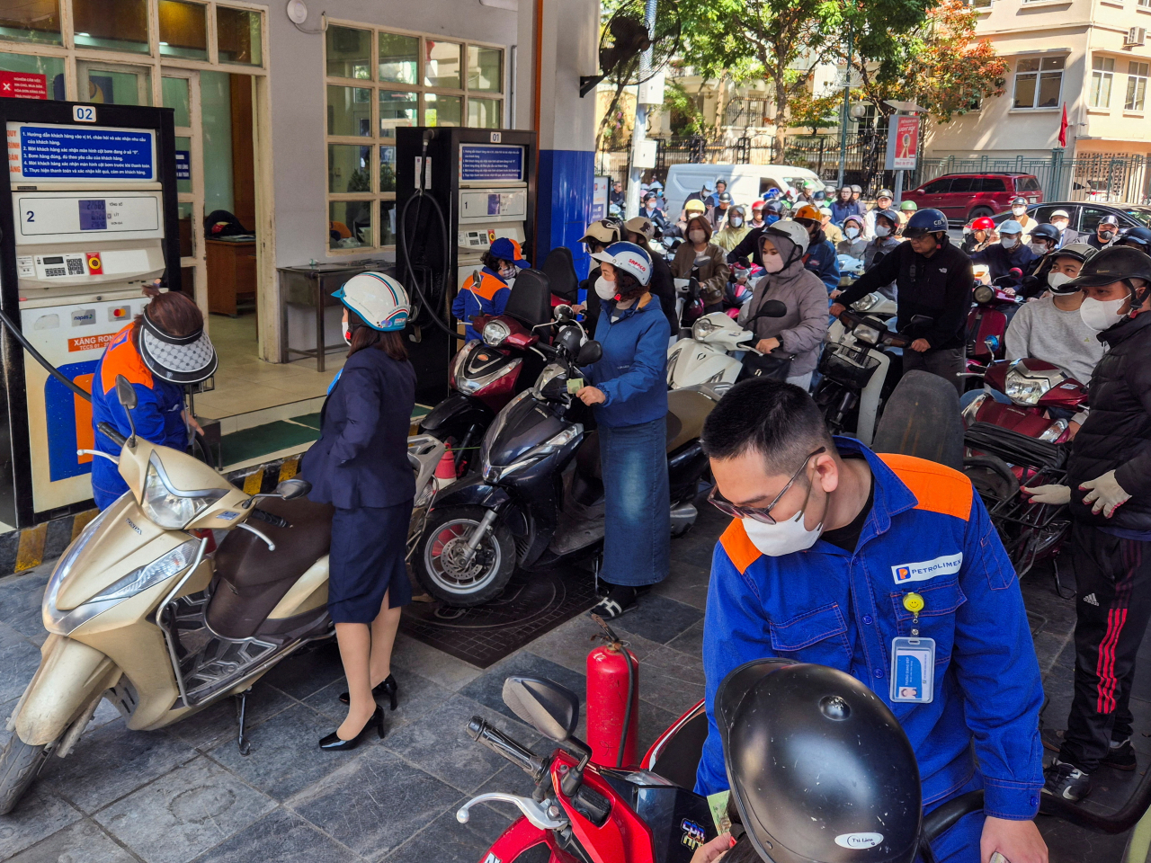 當地衛生部門建議民眾在人群密集或封閉空間戴口罩。（路透社資料圖片）