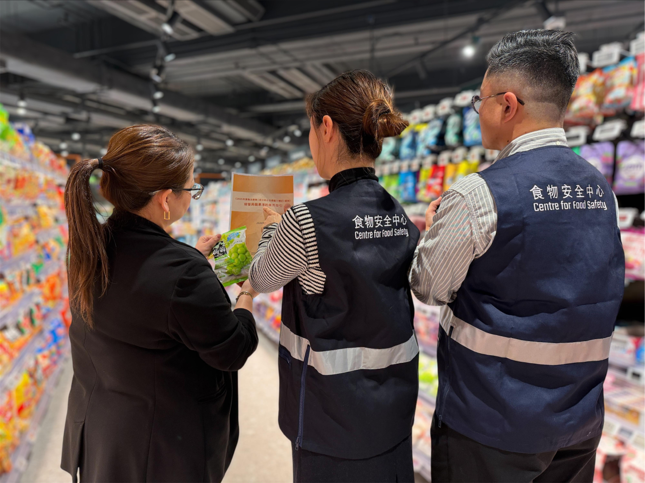 4月1日起實施規管預先包裝蒟蒻果凍新規定，食安中心人員加強巡視，並提醒業界遵從新規管要求。(食物環境衞生署)