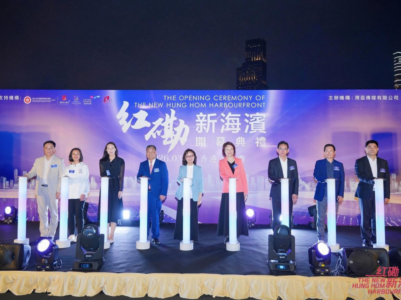 甯漢豪 (左五) 與海濱事務委員會一眾成員，出席開幕典禮。(發展局社交平台)