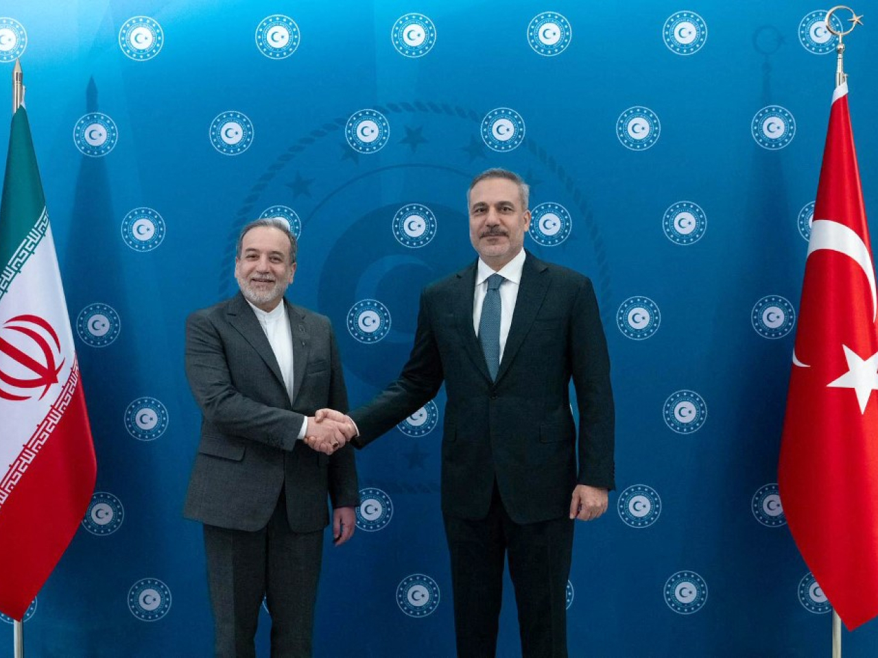 伊朗外長阿拉格齊（左）與土耳其外長費丹（右）通電話，商討地區最新局勢。（法新社資料圖片）