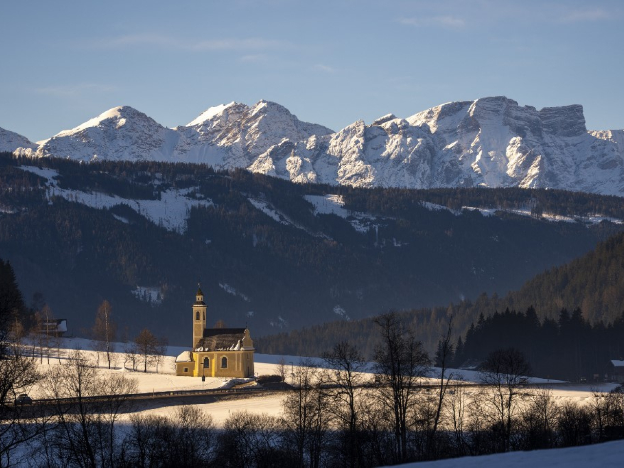 意大利當局在多洛米蒂山區的雪地，發現一具遺體及證件，正鑑定遺體的身份。（法新社資料圖片）
