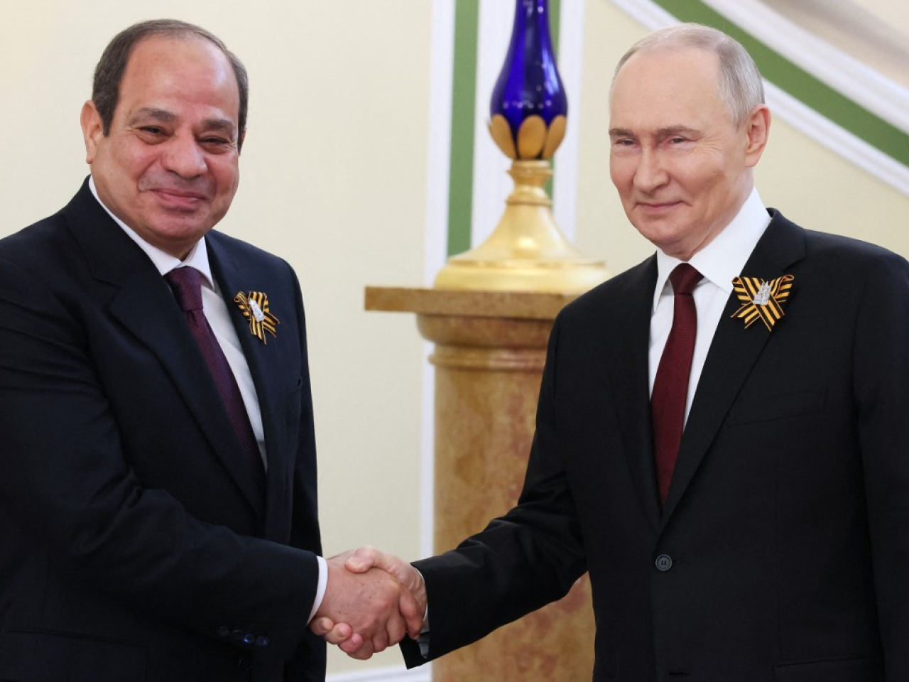 埃及總統塞西（左）與俄羅斯總統普京（右）通電話，雙方同意需要遏制中東局勢進一步升級。（法新社資料圖片）