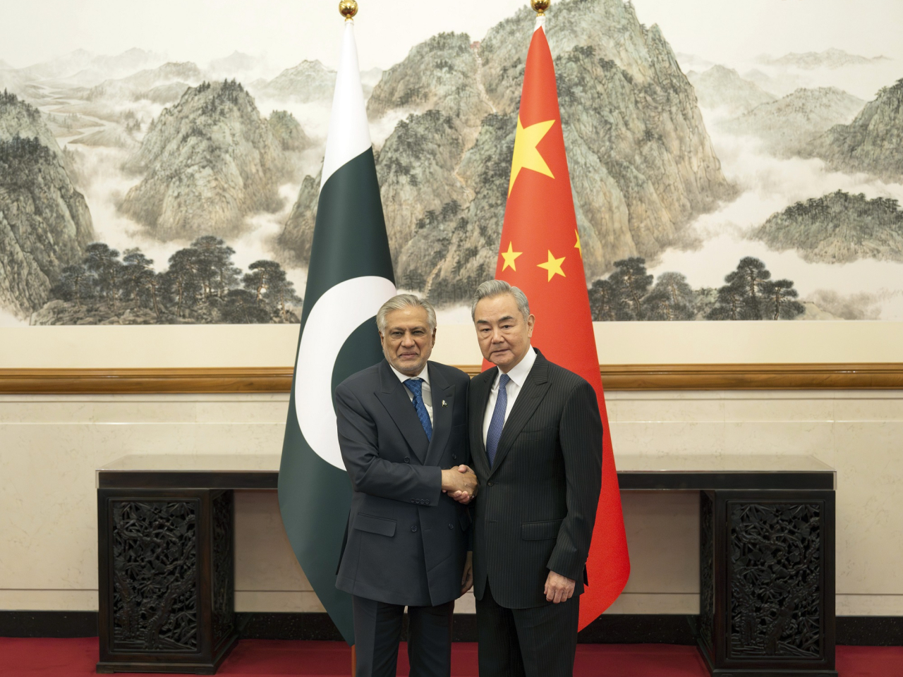 王毅與巴基斯坦副總理兼外長達爾會談，雙方共同發表關於恢復海灣和中東地區和平穩定的五點倡議。（新華社）