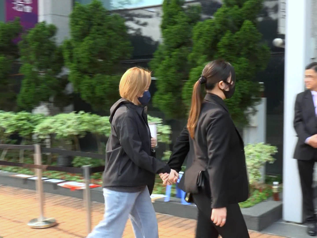 駱倩盈（左）表示，她任職期間沒有抽查過授權票，通常只會核對業主姓名及單位。（鍾家銘攝）